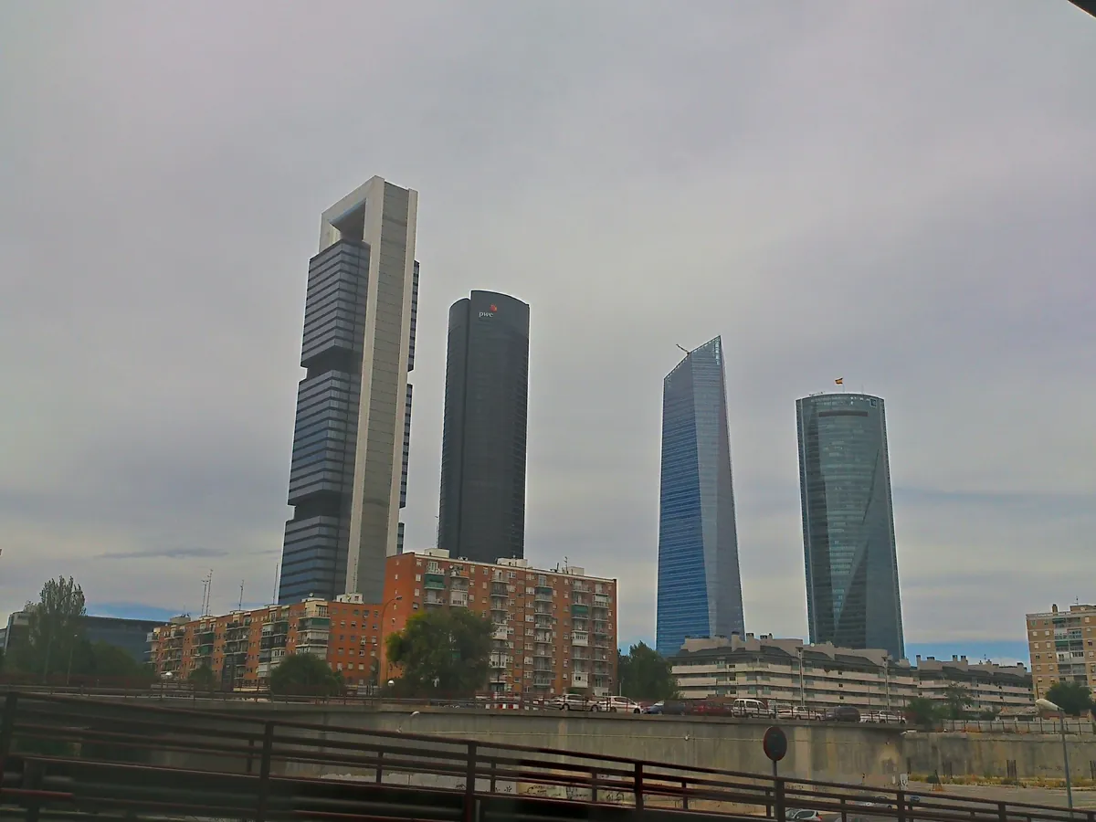 Avenida y torres modernas en Chamartín, Madrid